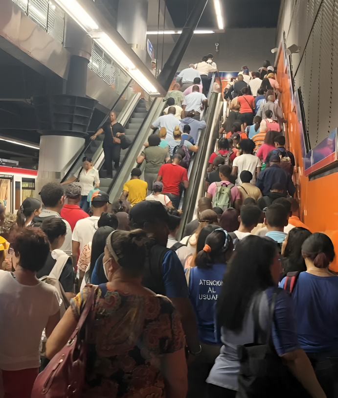 ¡Metro atascado! Fuerte aglomeración por avería en Línea 2
