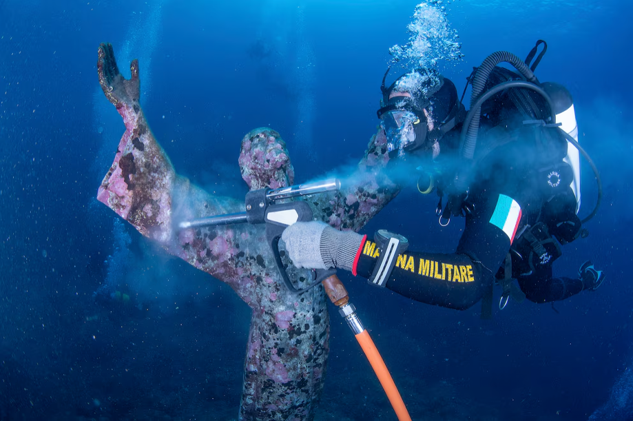 Italia renueva el “Cristo del Abismo”: ¡la icónica estatua submarina!