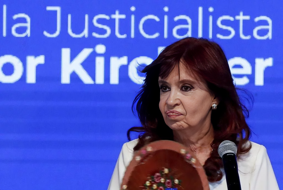 Expresidenta de Argentina quiere frenar que le quiten sus bienes