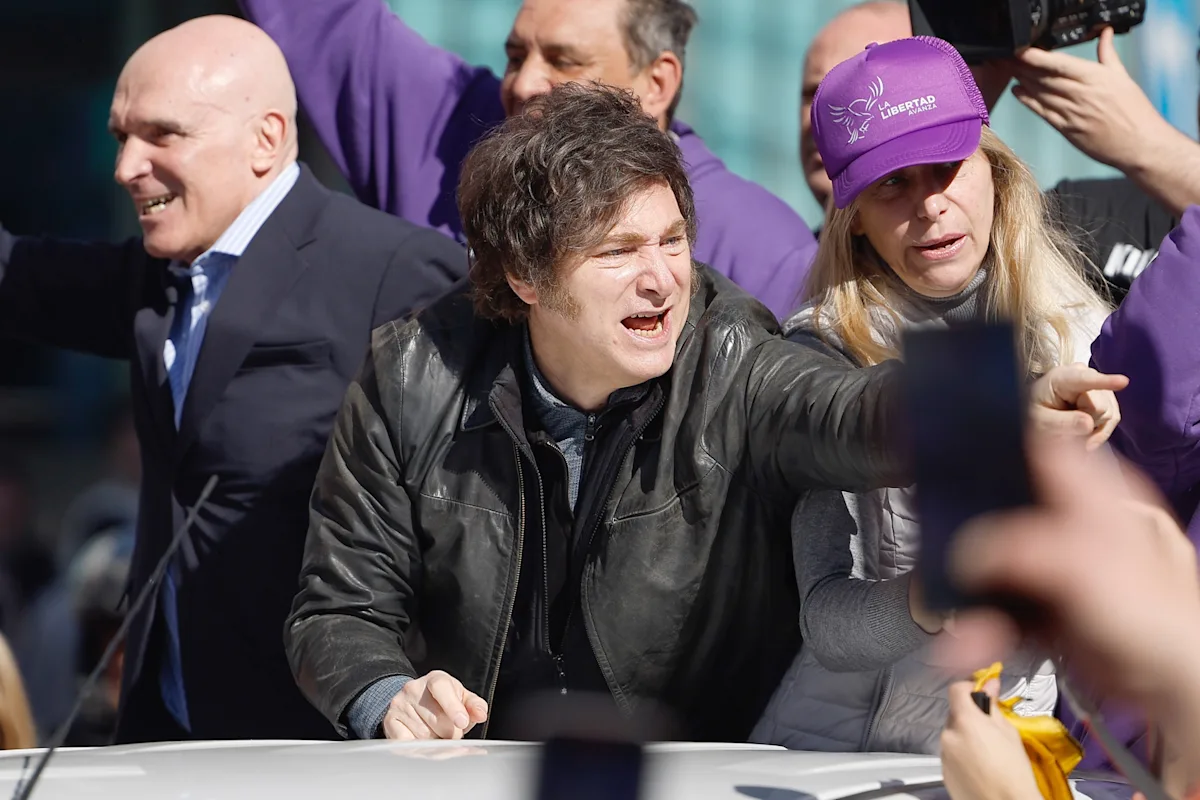 Javier Milei dice que fue emocionante “enfrentar la lluvia de piedras” durante acto electoral