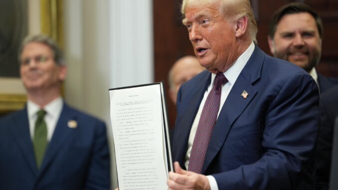 Donald Trump eleva del 25 al 35 % los aranceles sobre las importaciones de Canadá