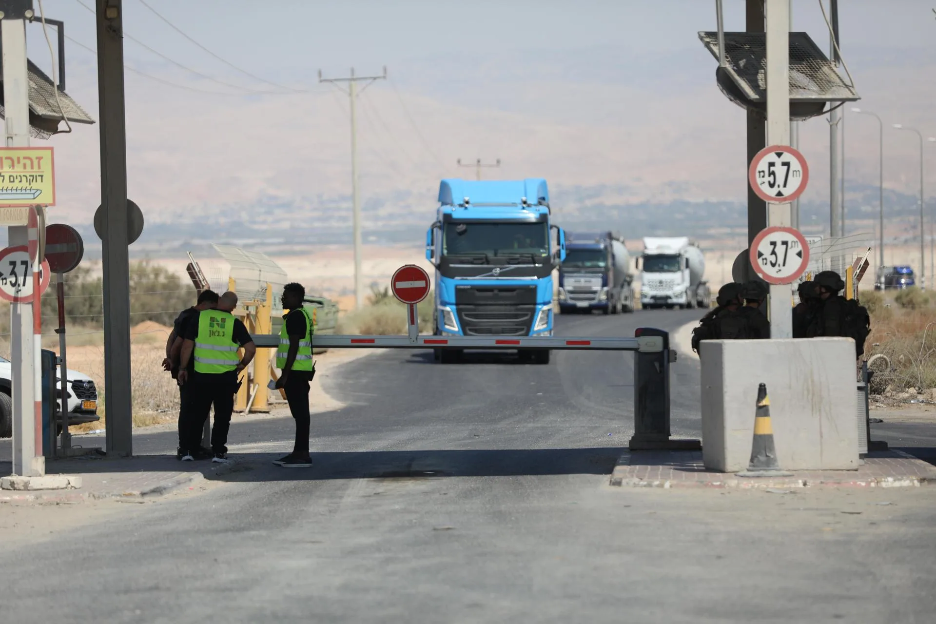 Conductor de camión con ayuda humanitaria para Gaza mata a dos israelíes en cruce con Jordania