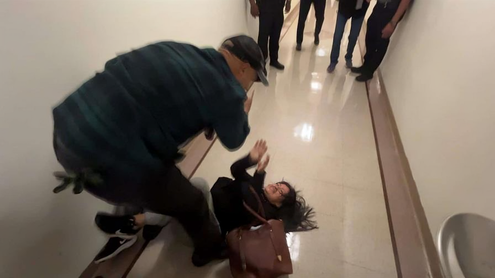 Despiden a policía por agresión contra inmigrante en edificio federal en NY
