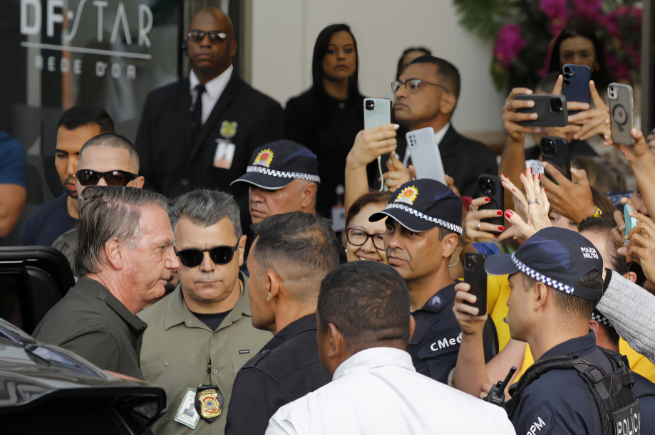 Bolsonaro sale de prisión domiciliaria por examen médico tras condena por golpismo