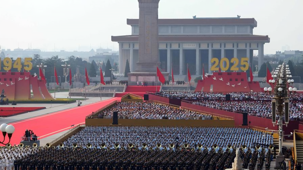 Espectáculo de poder: China revela armas que parecen de película en su desfile militar