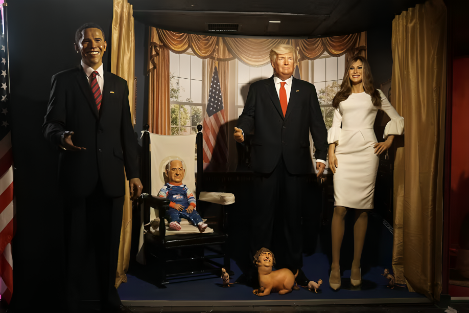 Netanyahu versión Chucky y Milei como perro de Trump invaden museo en Madrid