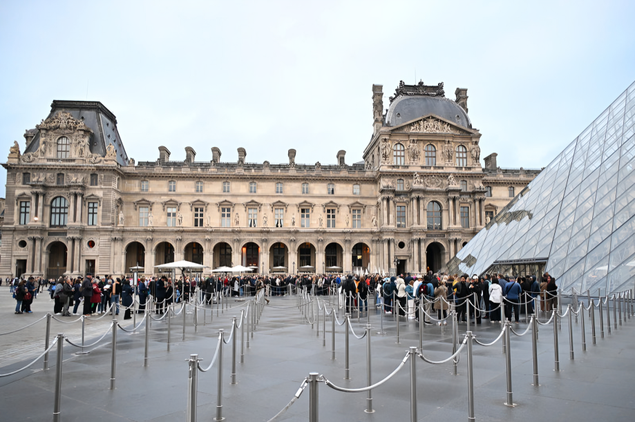 El museo del Louvre reabre tras el misterioso robo de joyas