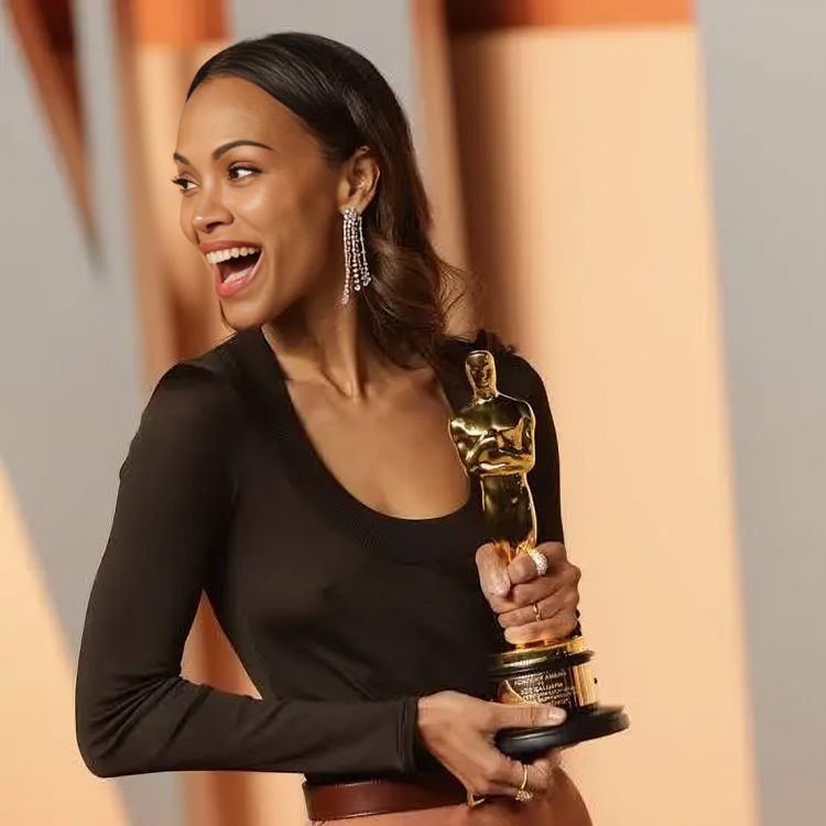 Zoe Saldaña hace historia y se convierte en la segunda actriz más taquillera del cine