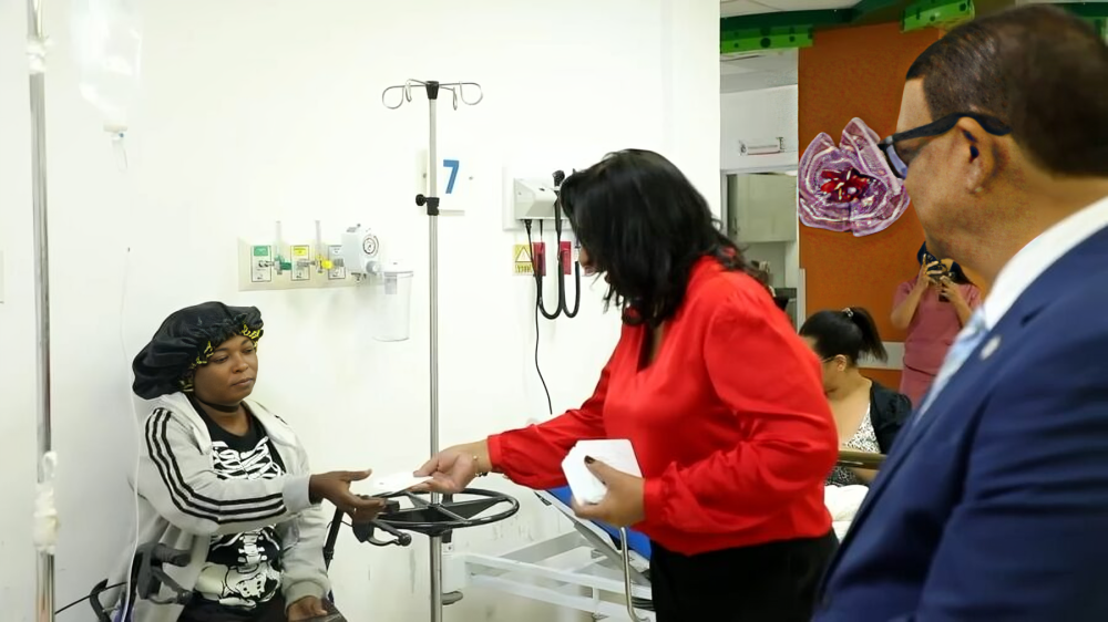Gobierno concluye entrega del bono navideño en hospitales del país