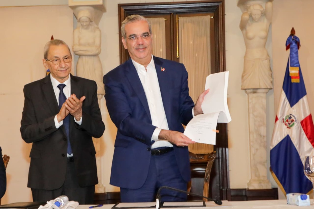 Abinader aprueba el reglamento de aplicación de la Ley 47-25 de Contrataciones Públicas