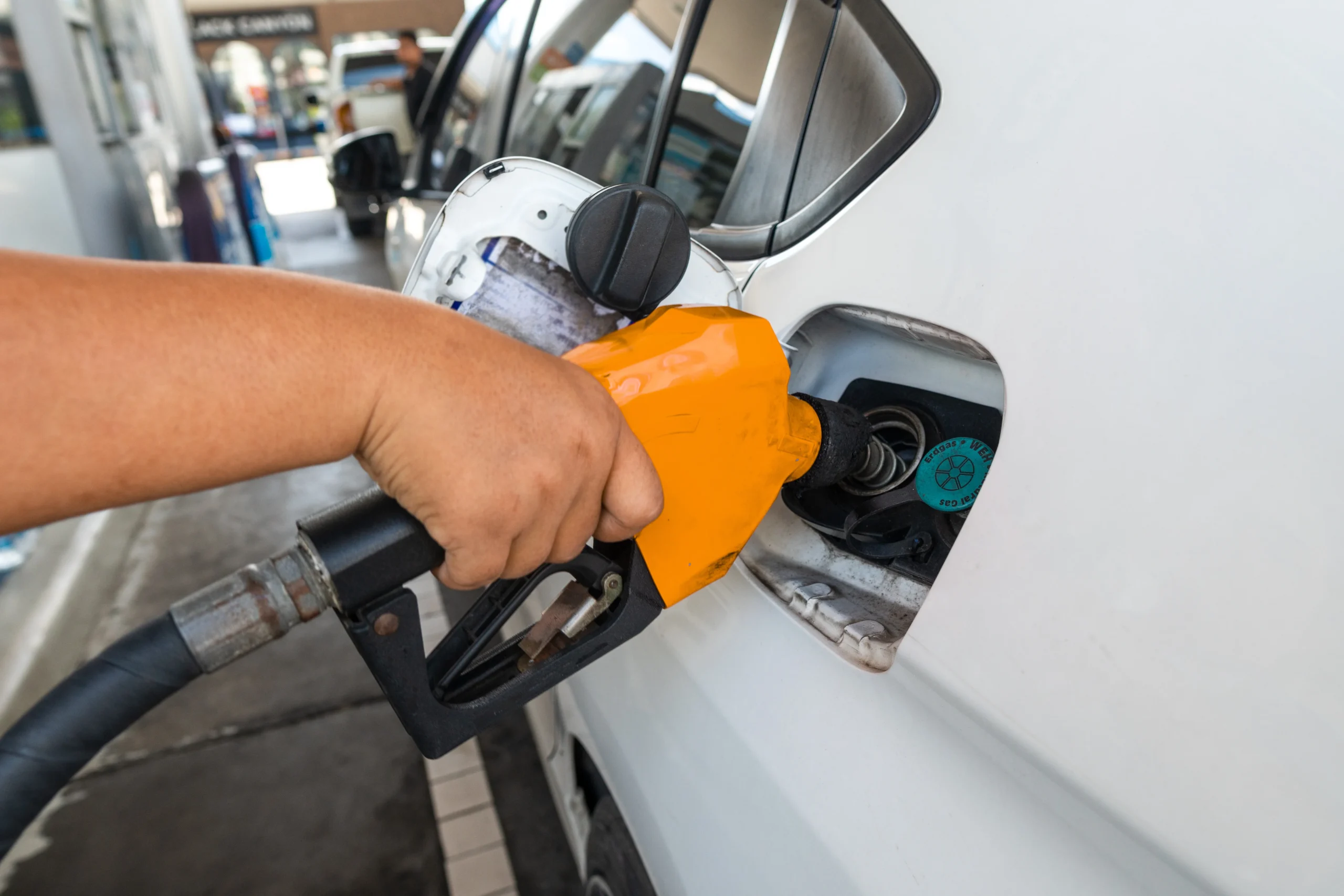 Gobierno mantiene sin variación los precios de los combustibles de mayor consumo