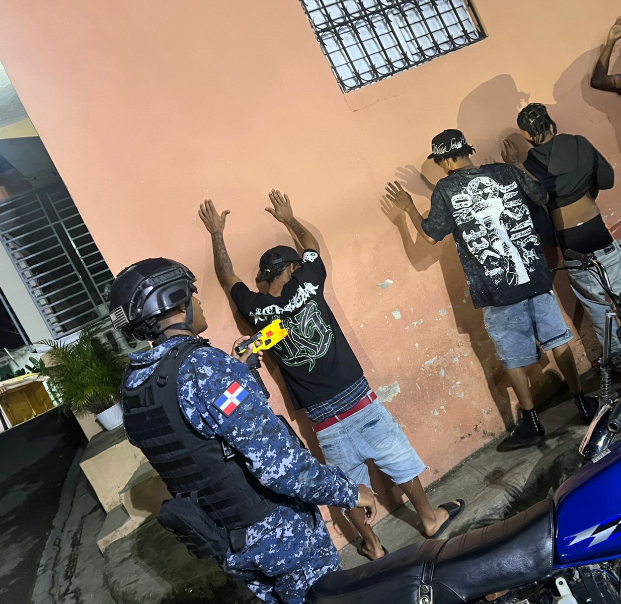 Detienen a varias personas y decomisan armas ilegales durante operativos en Sabana Perdida