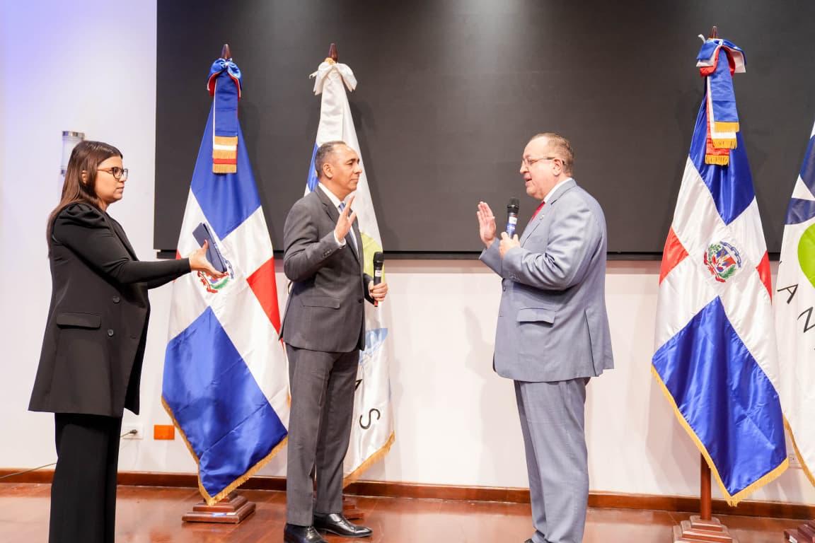 Nelson Arroyo es juramentado como nuevo director general de la Aduanas