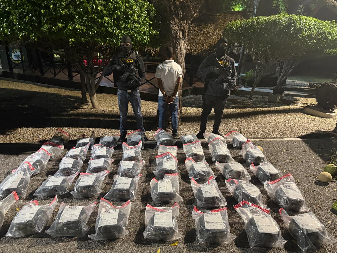 Desarticulan red de narcotráfico e incautan 209 libras de marihuana, vehículos y un arma de fuego