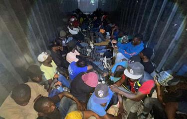 Ejército detiene furgón con 52 haitianos indocumentados en Valverde
