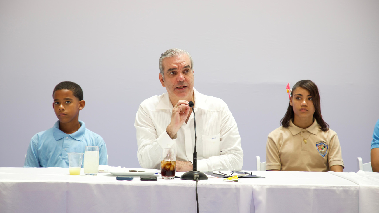 Abinader insta a jóvenes a estudiar carreras relacionadas con las ciencias y los idiomas