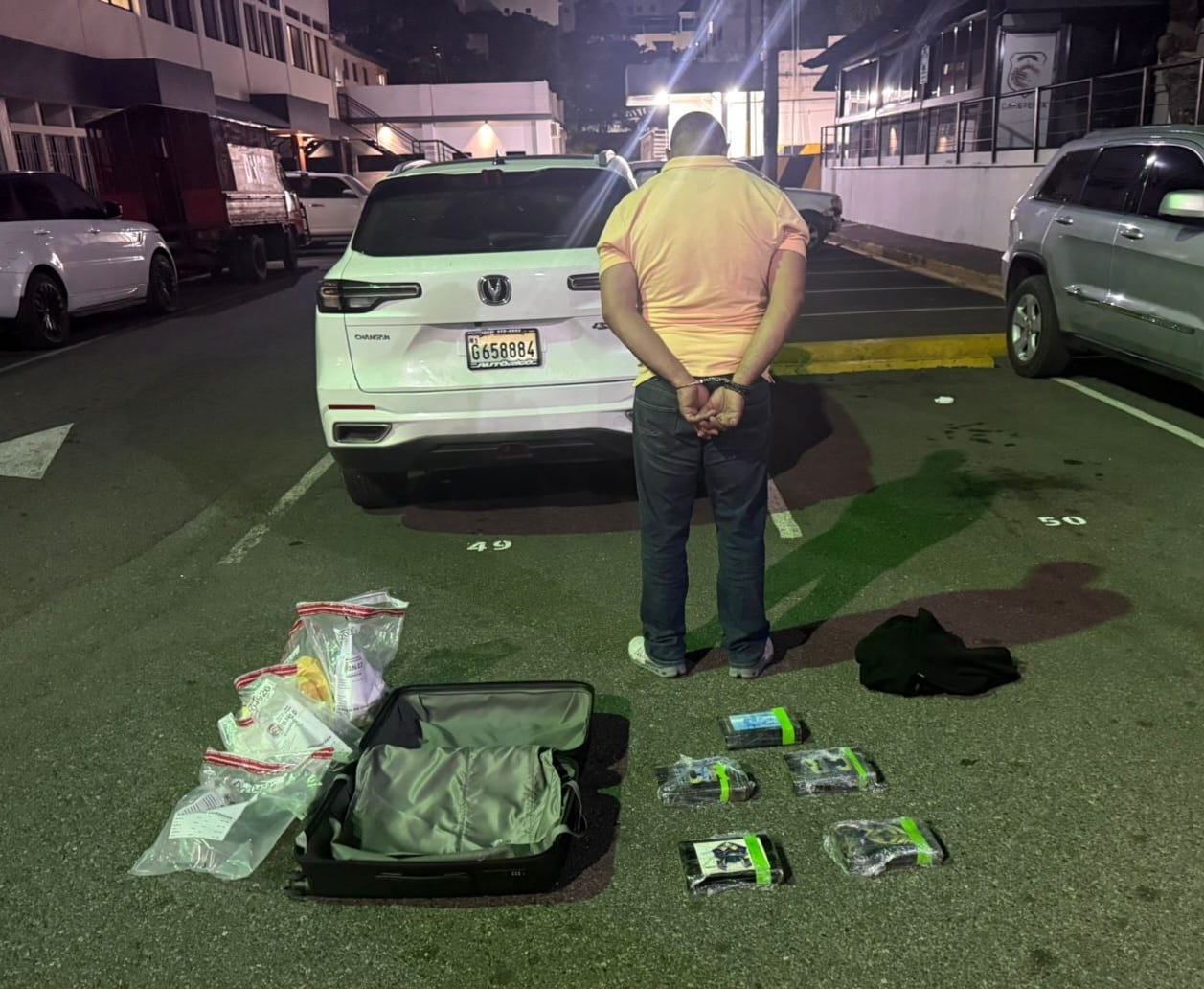 Arrestan a un hombre con cinco paquetes de presunta cocaína en Boca Chica