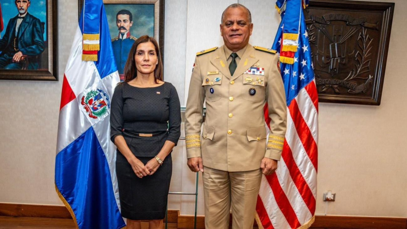 Embajadora de Estados Unidos realiza visita oficial al ministro de Defensa