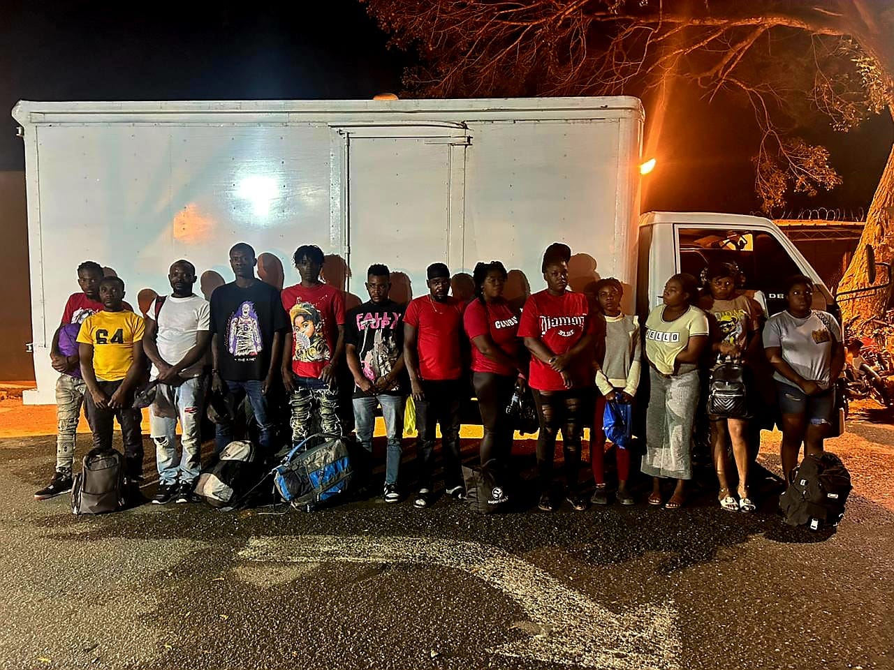 Detienen a un hombre transportando a 13 haitianos indocumentados en Mao