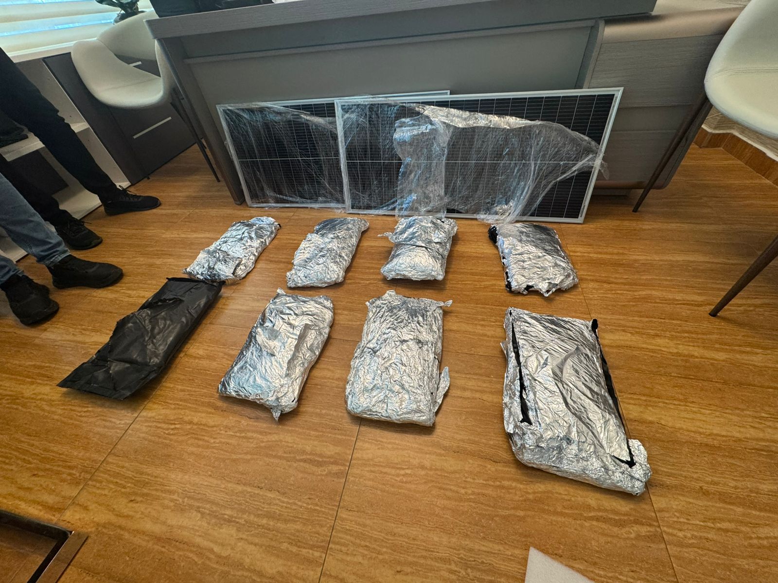 Incautan ocho paquetes de presunta marihuana camuflados en paneles solares