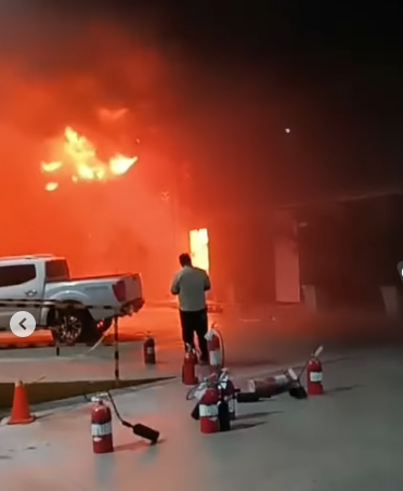 Se registra un voraz incendio en una fábrica de plásticos en Haina
