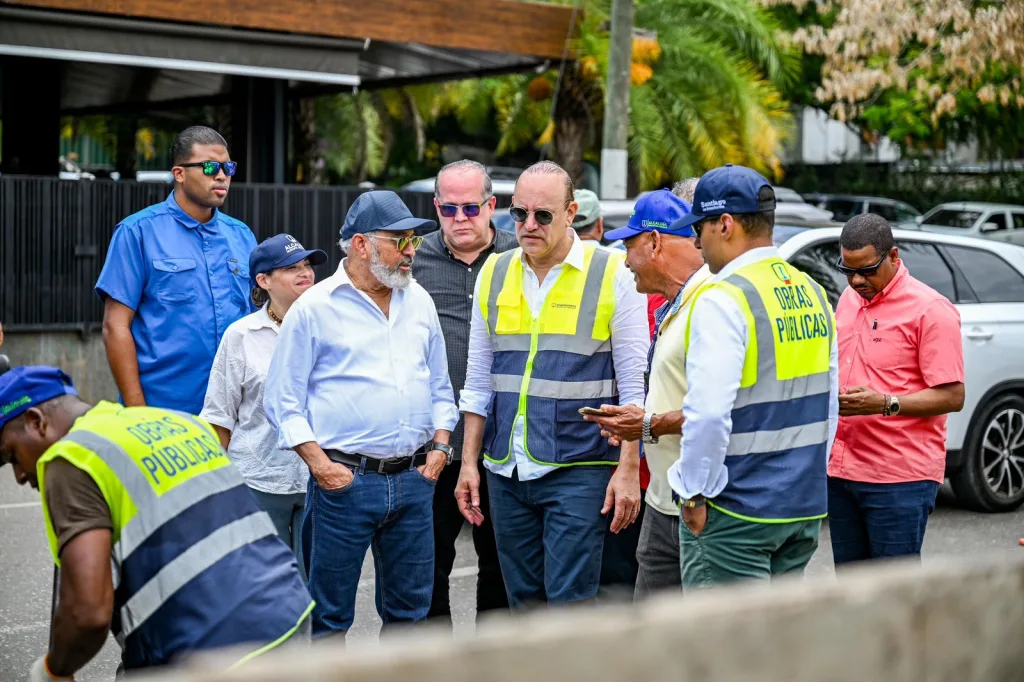Alcalde Ulises Rodríguez supervisa operativos en Santiago tras lluvias y llama a la ciudadanía a colaborar