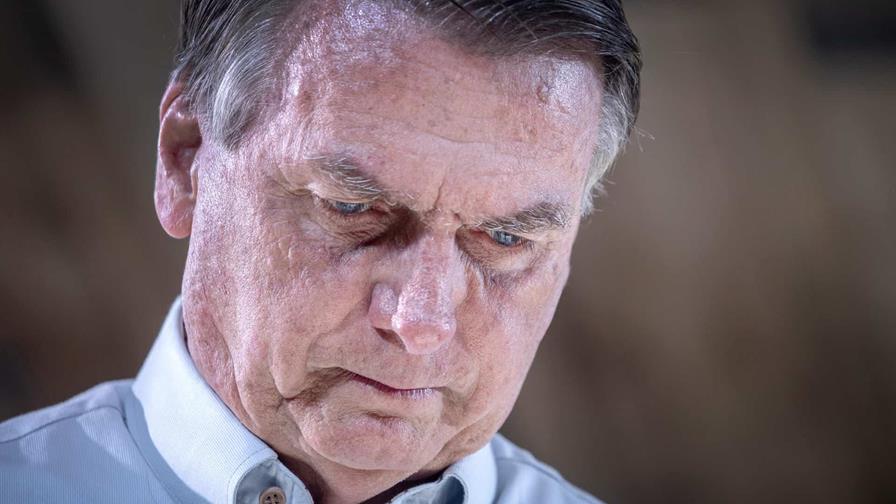 Expresidente brasileño Jair Bolsonaro hospitalizado para cirugía en hombro en Brasília